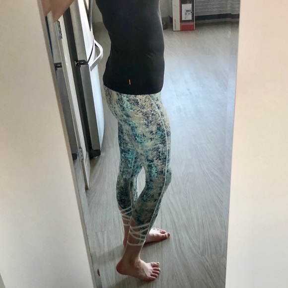 🔥Blue Marble Criss Cross Leggings - Picture 6 of 7